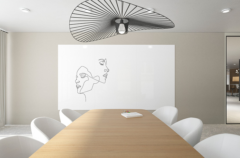 Ein Büroraum mit einem Chameleon Sharp Wall Whiteboard an der Wand, Whiteboards Lösungen