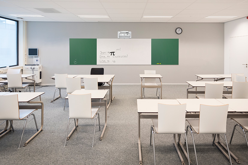 Een klaslokaal met een Chameleon Sharp whiteboard aan de muur