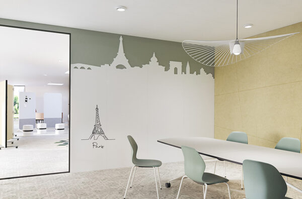 Un bureau avec un tableaux blancs sur mesure Chameleon sur le mur