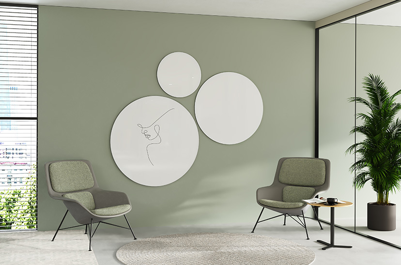 Un bureau avec un tableau blanc Chameleon Round sur le mur