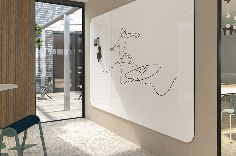 Ein Büroraum mit einem Chameleon VisuWall Whiteboard an der Wand