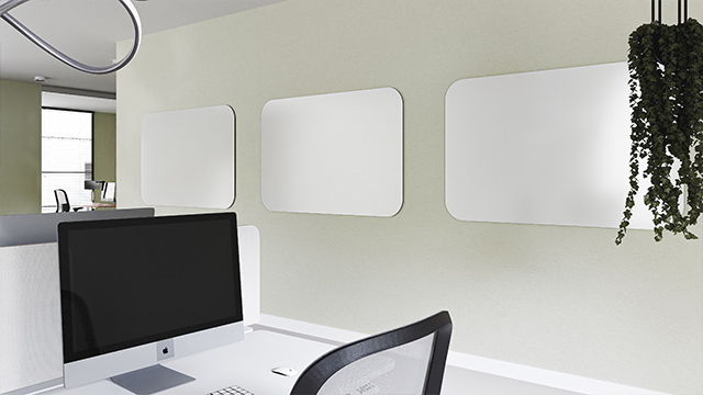 Un bureau avec un tableau blanc Chameleon Curve sur le mur