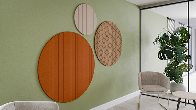 Un espace de bureau avec un Chameleon Round Acoustics au mur