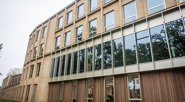 At CSG Het Streek College in Ede, Chameleon, in collaboration with AVINTER, has installed 56 projector and whiteboard combinations. This setup ensures optimal interaction with students and provides teachers with the tools to deliver dynamic, interactive lessons.