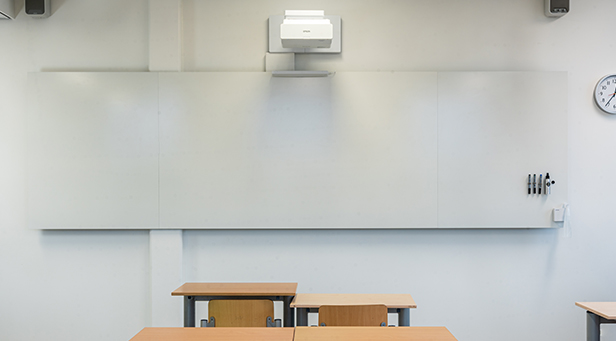 At CSG Het Streek College in Ede, Chameleon, in collaboration with AVINTER, has installed 56 projector and whiteboard combinations. This setup ensures optimal interaction with students and provides teachers with the tools to deliver dynamic, interactive lessons.