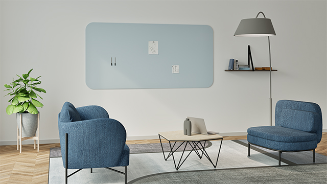 Un bureau avec un tableau blanc Chameleon Curve sur le mur