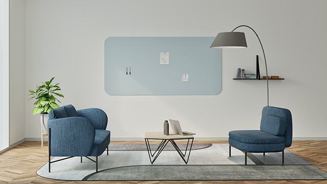 Un bureau avec un tableau blanc Chameleon Curve sur le mur