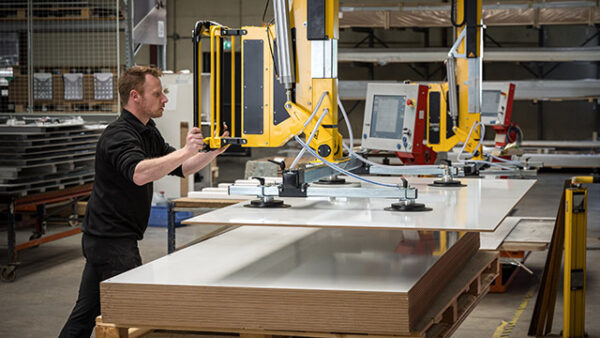 Groot denken, groots produceren! Bij Chameleon maken we moeiteloos grote whiteboards dankzij een ergonomische lift. Ontdek maatwerk zonder beperkingen.