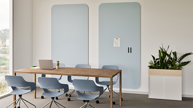 Un bureau avec un tableau blanc Chameleon Curve sur le mur