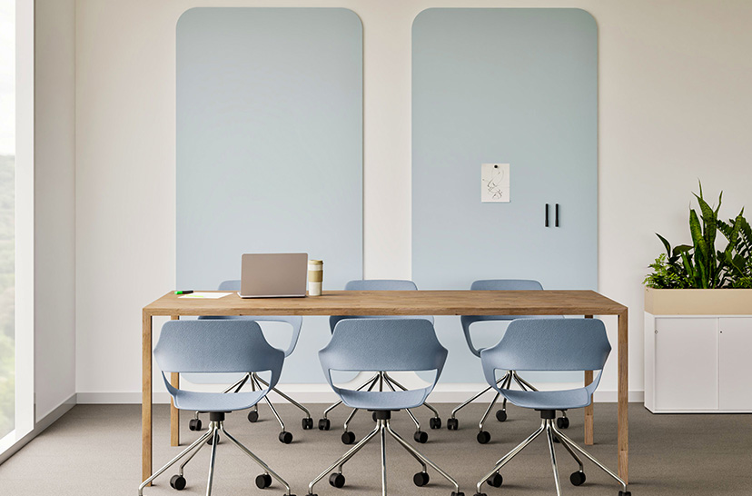 Un bureau avec un tableau blanc Chameleon Curve sur le mur