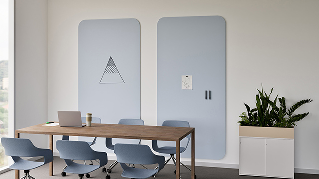 Un bureau avec un tableau blanc Chameleon Curve sur le mur
