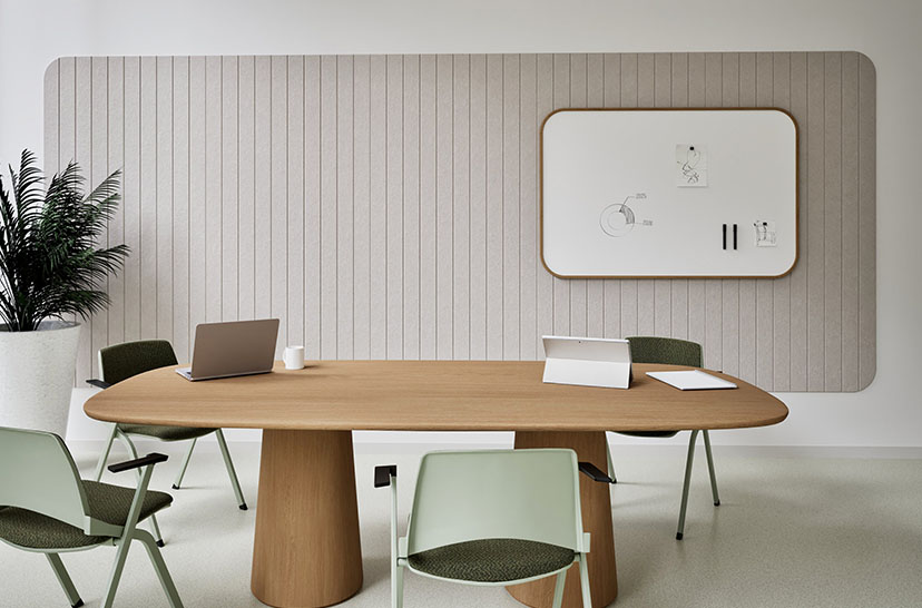 Un espace de bureau avec un Chameleon Curve Wall Acoustics au mur