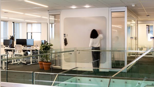 Whiteboard Wände, Curve Wall, Sharp Wall, Satin Stone, keramischer Stahl Whiteboard, Custom Curve Wall, integriertes Whiteboard, Bürointerieur, Adyen Projekt, Chameleon Whiteboards, Schreiblösungen Büro, Arbeitsplatzdesign