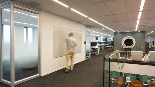murs whiteboard, Curve Wall, Sharp Wall, Satin Stone, tableau en acier céramique, Curve Wall sur mesure, tableau intégré, intérieur de bureau, projet Adyen, Chameleon whiteboards, solutions décriture bureau, design des espaces de travail