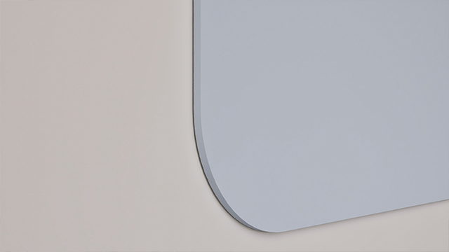 Un bureau avec un tableau blanc Chameleon Curve sur le mur