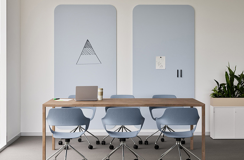 Un bureau avec un tableau blanc Chameleon Curve sur le mur