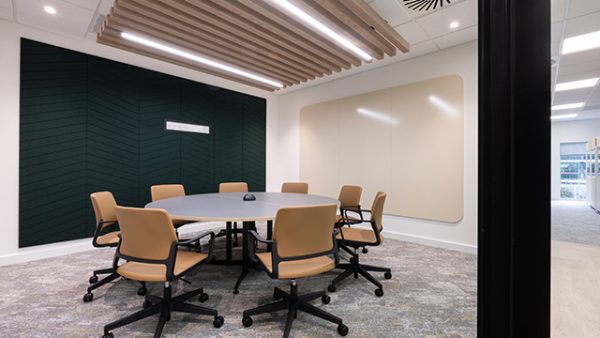 whiteboards ceramic steel, SatinTones, murs acoustiques PET, panneaux acoustiques bureau, divider panels bureau, solutions murales bureau, acoustique espace de travail, Suntera Plaza House, POS Interiors, surfaces d écriture bureau