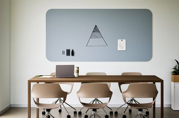 Curve whiteboard wand aan de muur te verkrijgen in verschillende afmetingen en materialen zoals o.a. SatinTones