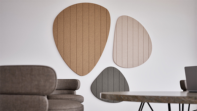 Un espace de bureau avec un Chameleon Pebbles Acoustics au mur