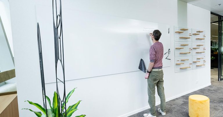 Groot magneetbord tijdens een projectbespreking