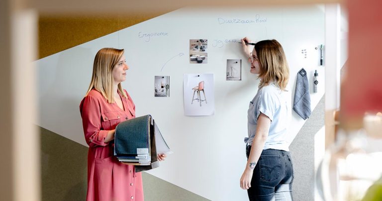 Maatwerk magneetbord in een open werkomgeving