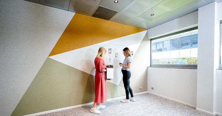 Maatwerk magneetbord tijdens dagelijks gebruik door een team
