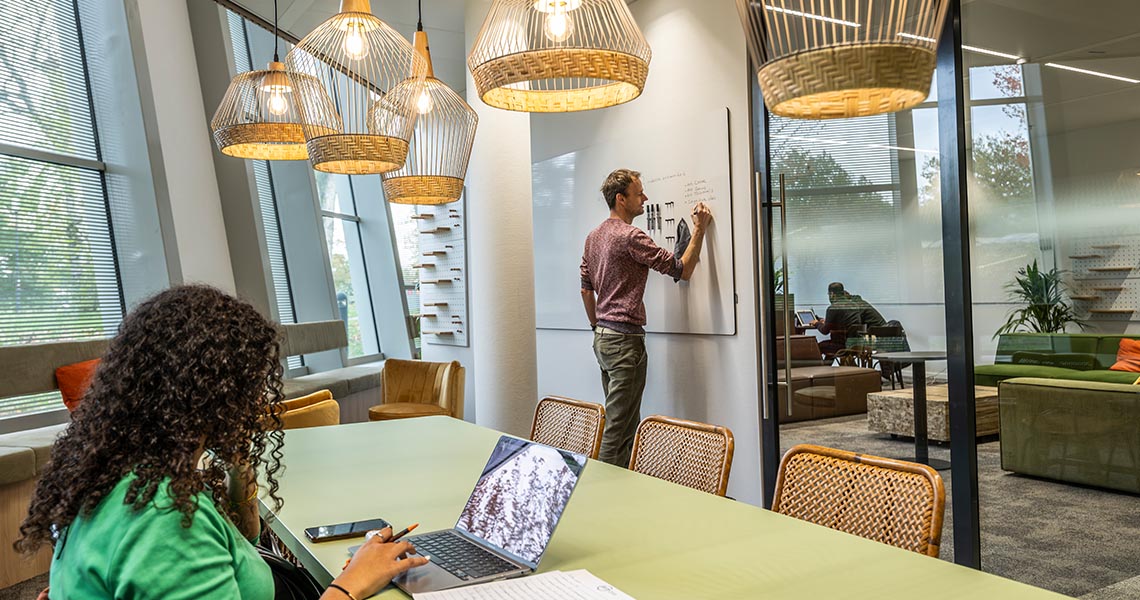 whiteboard wand onderwijs, whiteboard muur klaslokaal