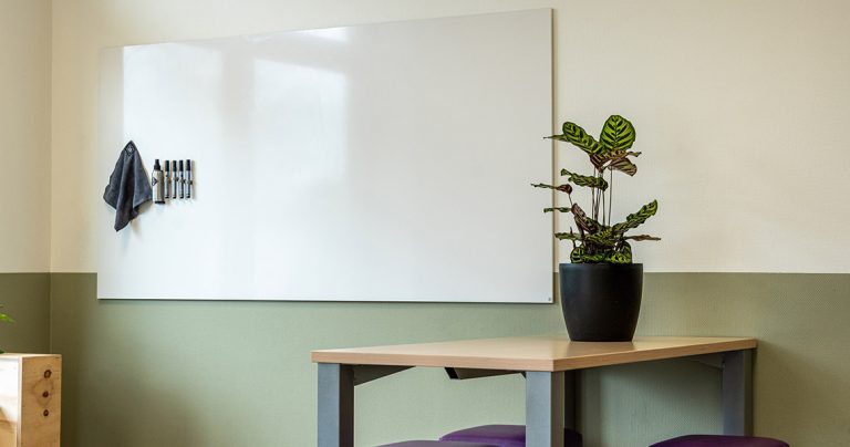 Groot whiteboard tijdens groepswerk