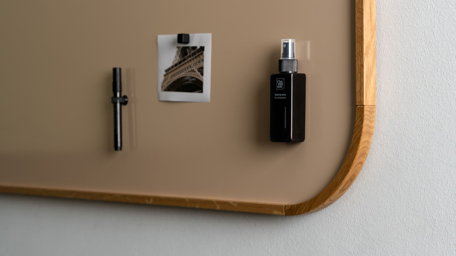 Abgerundete Ecke des Chameleon Curve Oak Whiteboards mit Stift, Foto-Magnet und Reinigungsspray