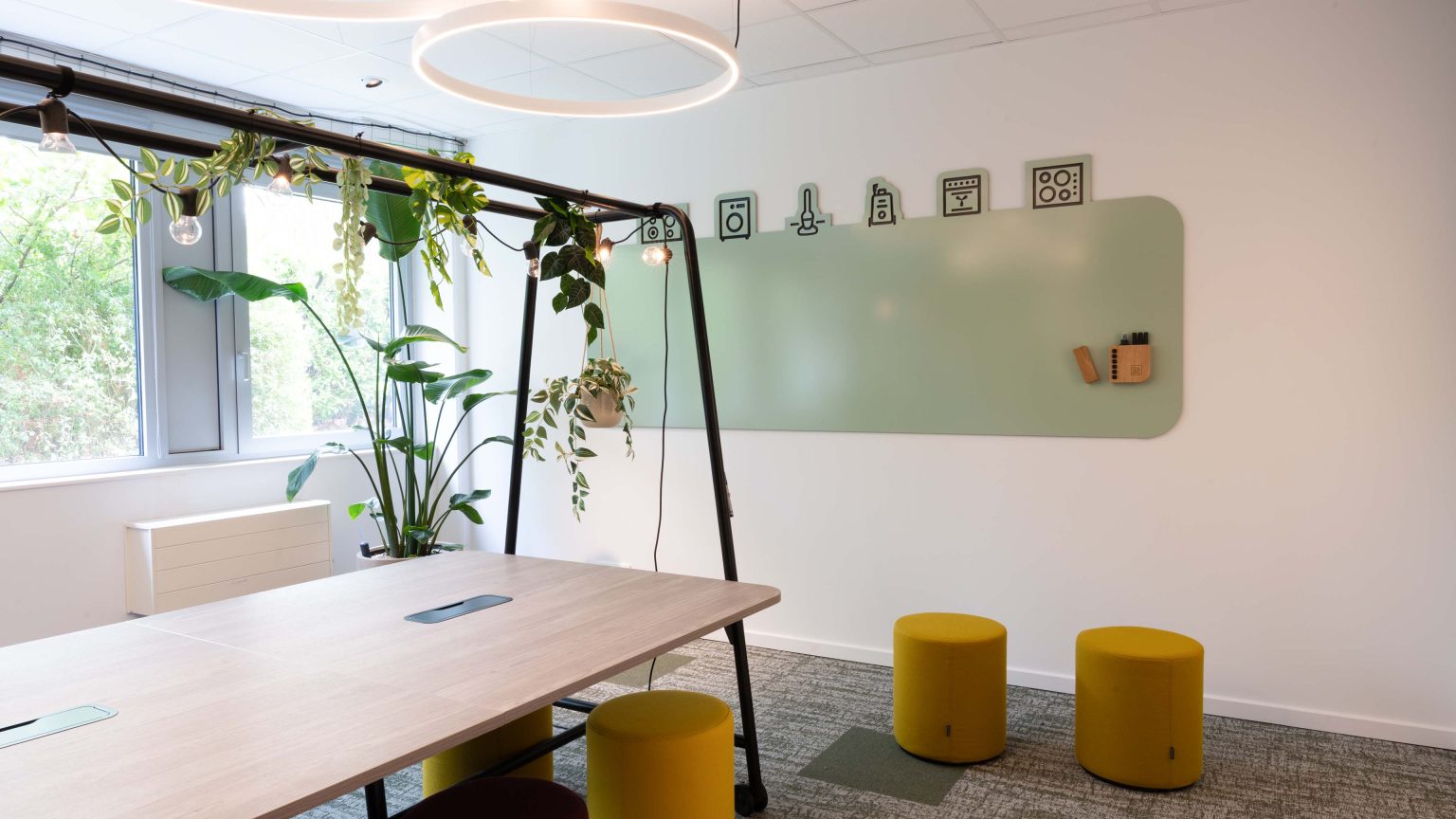 Electrolux AEG Experience Center kantoorruimte met maatwerk Curve whiteboard
