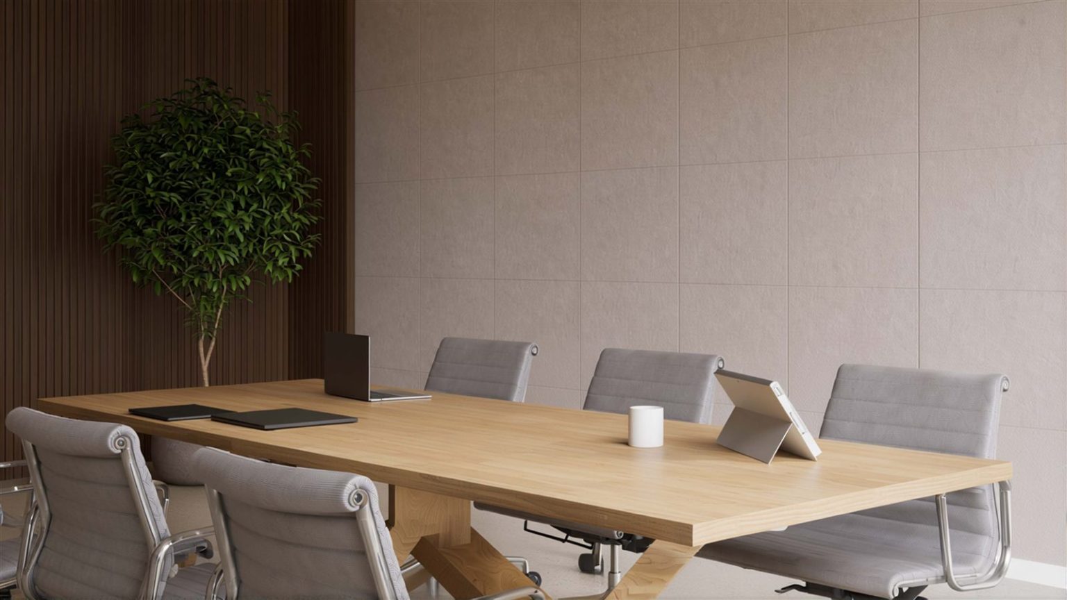 Akoestisch wandpaneel achter een vergadertafel, diagonaal gefotografeerd met een plant op de voorgrond