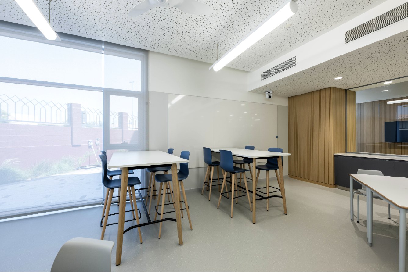 Dubai College Block B - Chameleon Sharp Wall whiteboard in leerruimte met statafels Dubai College