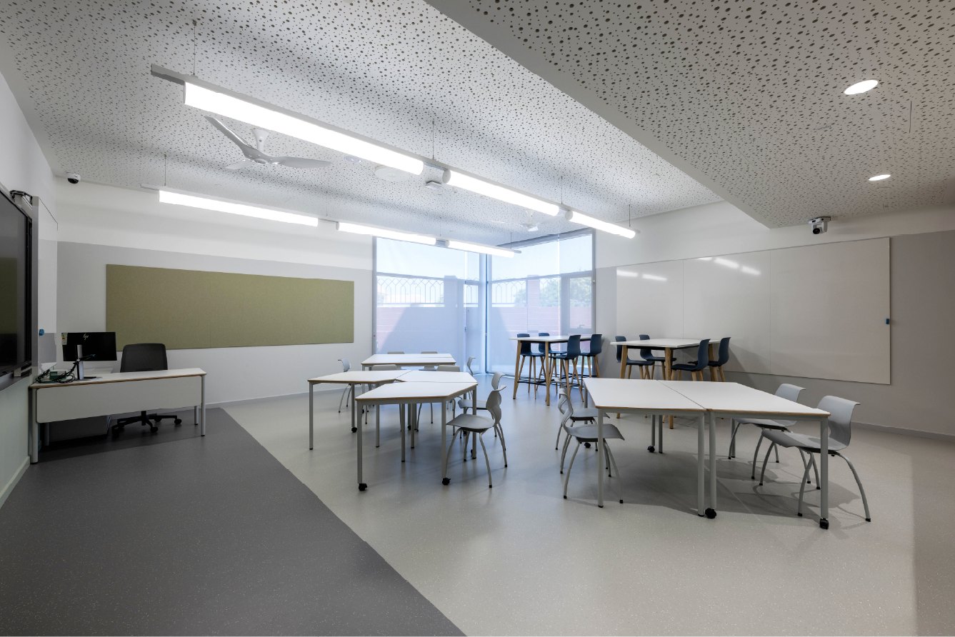 Dubai College Block B - Sharp Wall whiteboard naast Acoustic PET paneel Iguana bij digibord Dubai College