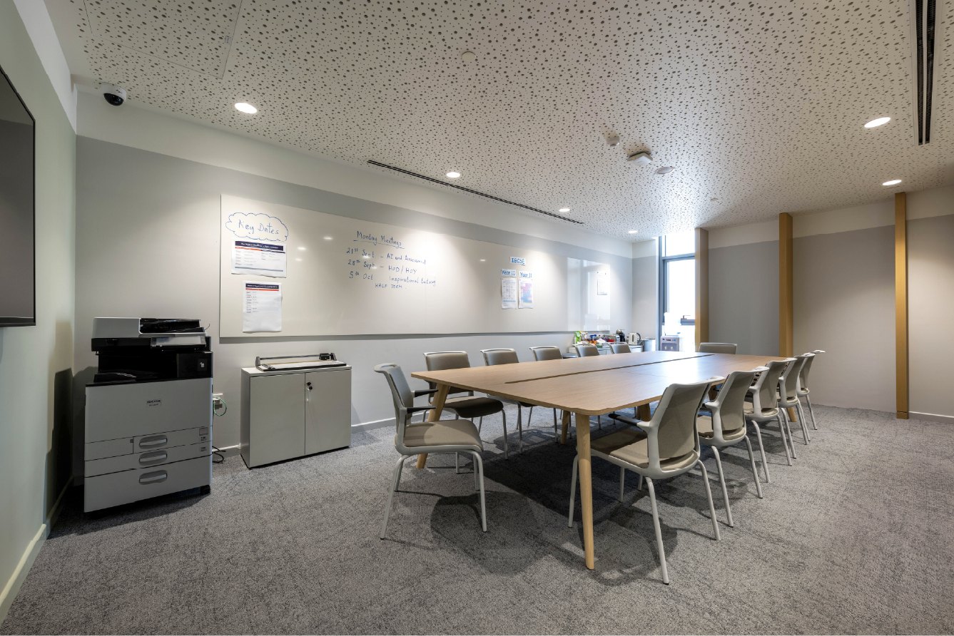 Dubai College Block B - Combi-wand Sharp Wall whiteboard met aantekeningen in stafkamer Dubai College