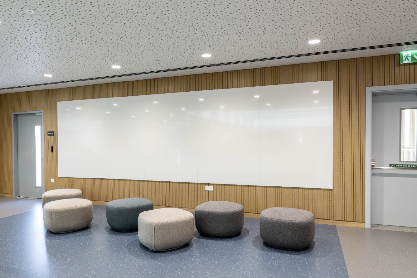 Wandvullende Sharp Wall van meerdere panelen in gang Dubai College