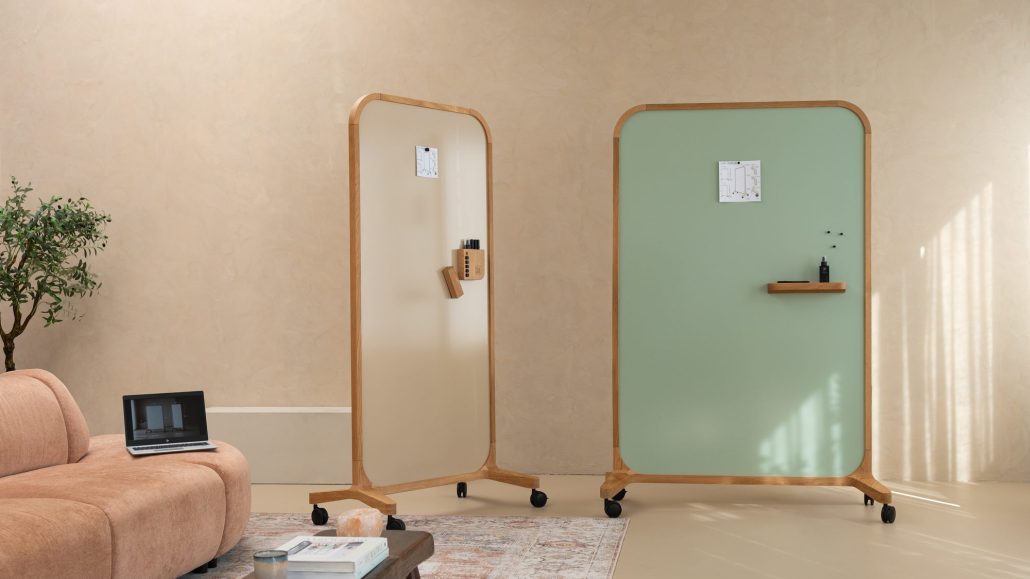 Zwei Oak Mobile Whiteboards in einer Loungeecke neben einem Sofa