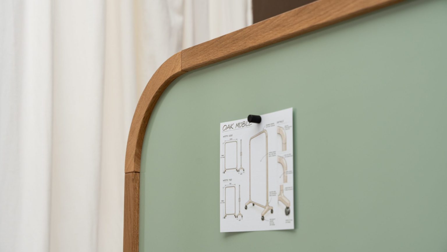 Ronde hoek van een mobiel whiteboard met productschets