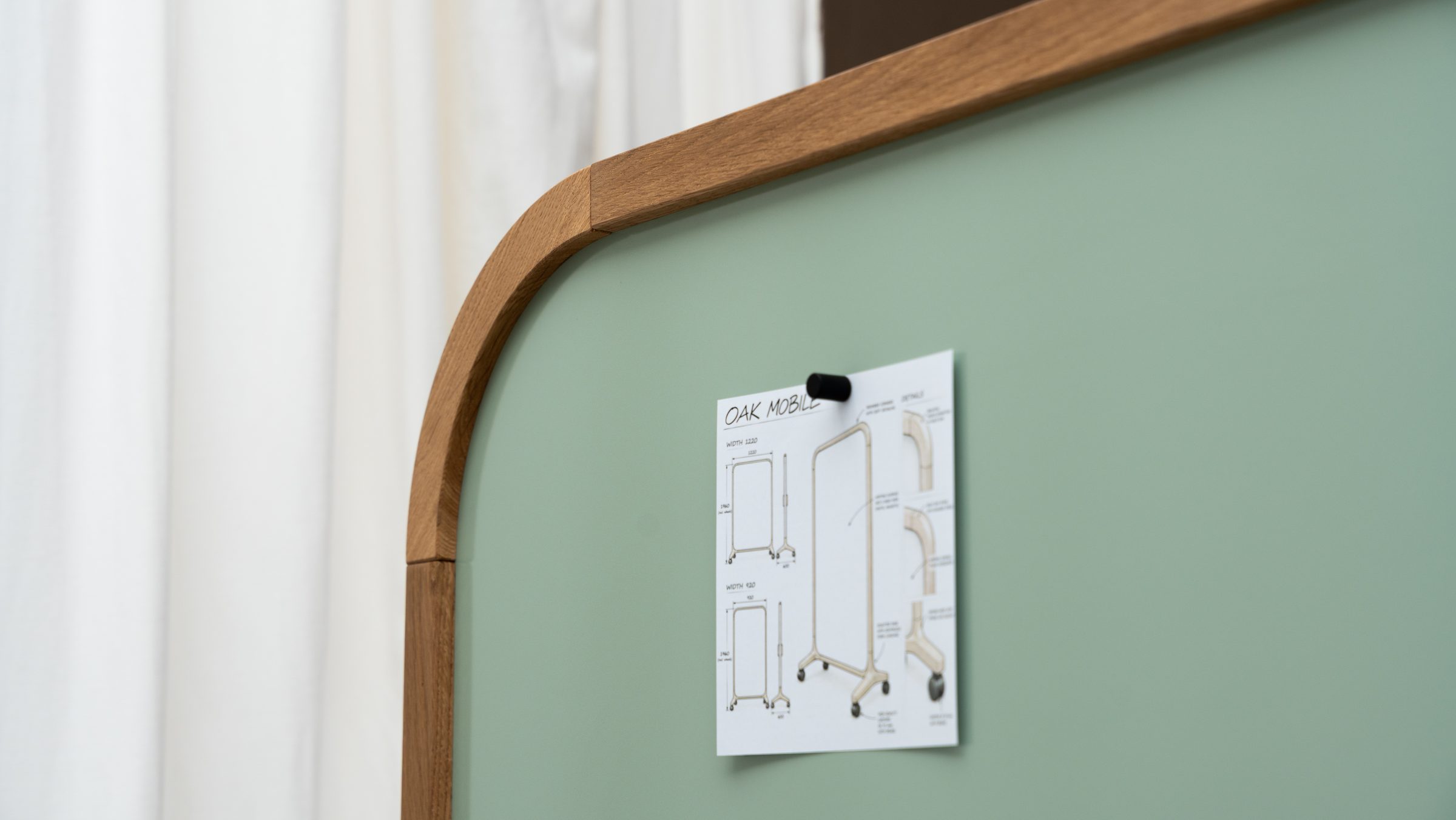 Ronde hoek van een mobiel whiteboard met sticky note