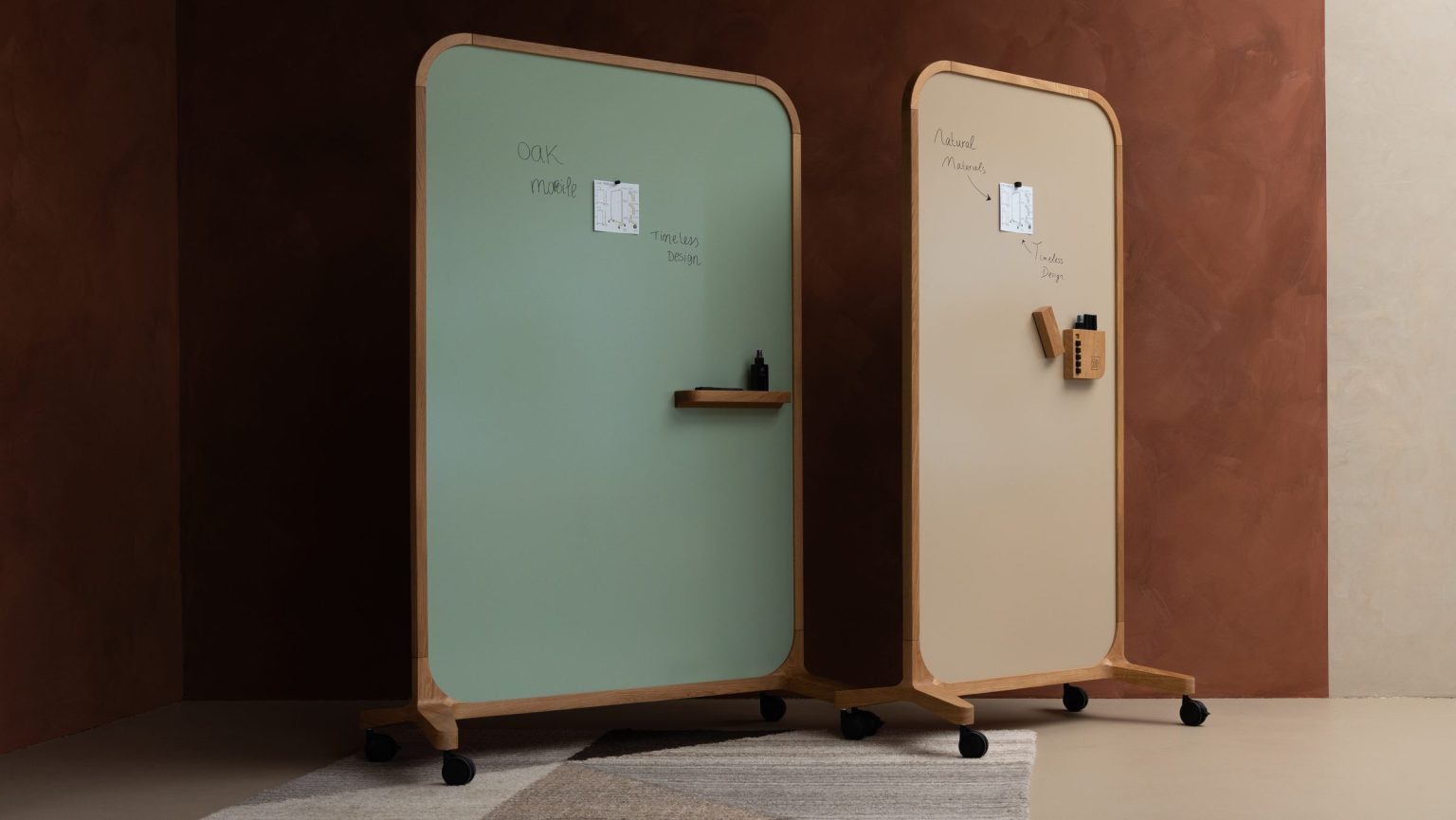 Mobiele whiteboards op wielen tegen een terracotta wand met productschets