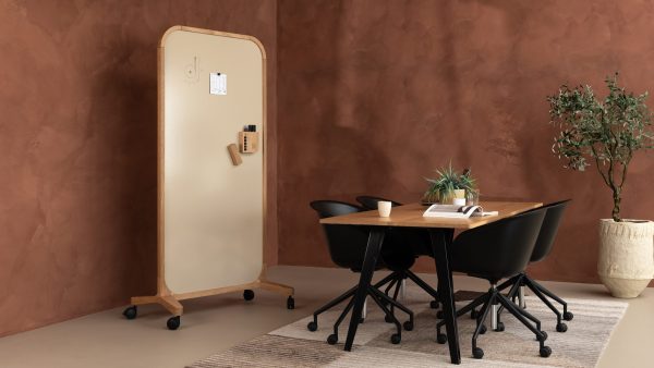 Team werkt met een mobiel whiteboard op wielen bij de vergadertafel